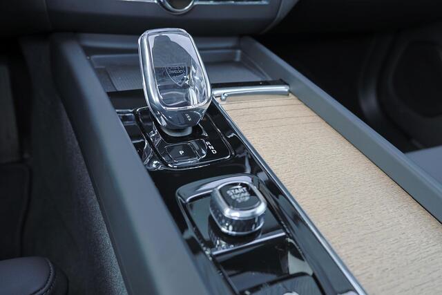 Volvo XC60 T6 Recharge AWD Plus Bright - Panorama/schuifdak - IntelliSafe Assist & Surround - 360º Camera - Harman/Kardon audio - Adaptieve LED koplampen - Verwarmde voorstoelen, stuur & achterbank - Parkeersensoren voor & achter - Elektr. bedienb. voorstoelen met g