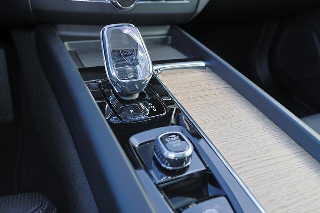 Volvo XC60 T8 Recharge AWD Ultra Dark - Panorama/schuifdak - IntelliSafe Assist & Surround - 360º Camera - Harman/Kardon audio - Adaptieve LED koplampen - Verwarmde voorstoelen, stuur & achterbank - Parkeersensoren voor & achter - Elektr. bedienb. voorstoelen met ge