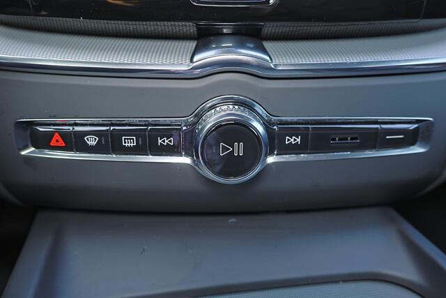 Volvo XC60 T8 Recharge AWD Ultra Black Edition - Luchtvering - Panorama/schuifdak - IntelliSafe Assist & Surround - 360º Camera - Bowers & Wilkins audio - Adaptieve LED koplampen - Verwarmde voorstoelen, stuur & achterbank - Parkeersensoren voor & achter - Elektr. b