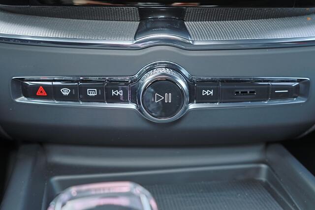 Volvo XC60 T8 Recharge AWD Plus Black Edition - Panorama/schuifdak - IntelliSafe Assist & Surround - 360º Camera - Harman/Kardon audio - Adaptieve LED koplampen - Verwarmde voorstoelen, stuur & achterbank - Parkeersensoren voor & achter - Elektr. bedienb. voorstoele