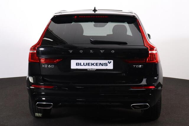 Volvo XC60 T5 AWD R-Design - Panorama/schuifdak - IntelliSafe Assist & Surround - Adaptieve LED koplampen - Parkeercamera achter - Verwarmde voorstoelen, stuur & achterbank - Parkeersensoren voor & achter - Elektr. bedienb. bestuurdersstoel met geheugen - Schakelpad