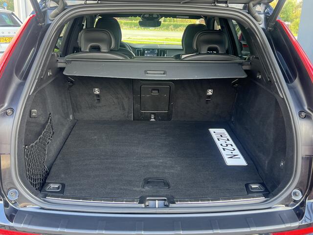 Volvo XC60 2.0 T6 Plug-in hybrid 350 PK AWD Ultimate Dark Trekhaak Panoramadak Navi Camera Caplay Pilot Assist Harman Kardon Elek Stoelen Stoel + Stuur Verwarming Head- Up Getint Glas Long Range R-Design Michelin All-Season banden