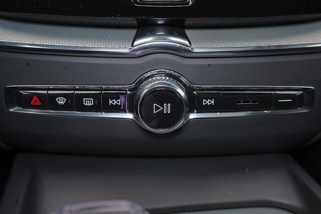 Volvo XC60 T6 Recharge AWD Ultra Black Edition - Luchtvering - Panorama/schuifdak - IntelliSafe Assist & Surround - 360º Camera - Bowers & Wilkins audio - Adaptieve LED koplampen - Verwarmde voorstoelen, stuur & achterbank - Parkeersensoren voor & achter - Elektr. b