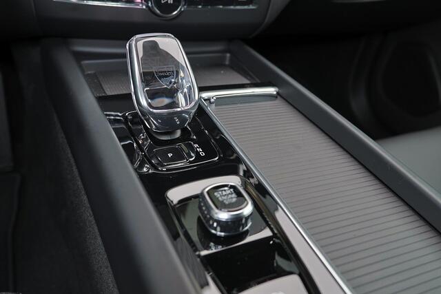 Volvo XC60 T8 Recharge AWD Plus Black Edition - IntelliSafe Assist & Surround - 360º Camera - Harman/Kardon audio - Verwarmde voorstoelen, stuur & achterbank - Parkeersensoren voor & achter - Elektr. bedienb. voorstoelen met geheugen - Draadloze tel. lader - Extra g