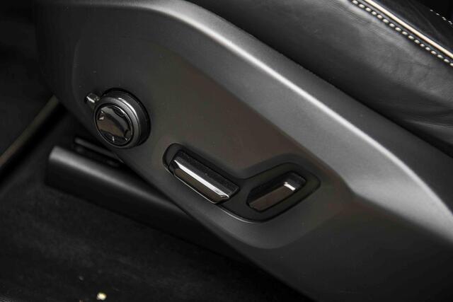 Volvo XC60 2.0 T6 Plug-in hybrid AWD R-Design | Adaptieve Cruise Control | BLIS | Stoel en Stuurverwarming | Parkeer Camera | Power Seats |