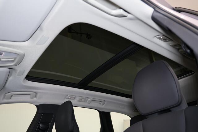 Volvo XC60 T6 Recharge AWD Ultra Dark - Panorama/schuifdak - IntelliSafe Assist & Surround - 360º Camera - Harman/Kardon audio - Adaptieve LED koplampen - Verwarmde voorstoelen, stuur & achterbank - Parkeersensoren voor & achter - Elektr. bedienb. voorstoelen met ge