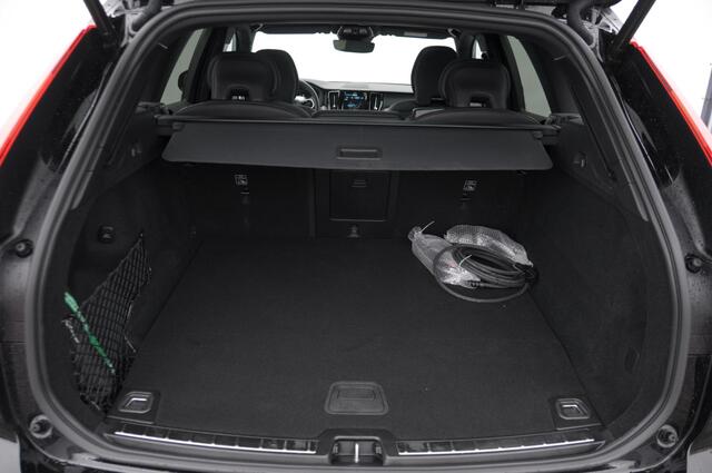 Volvo XC60 T6 350PK Automaat AWD Plus Black Edition Panoramadak/ Elektrisch bedienbare voorstoelen met geheugen/ Stoelverwarming/ Stuurverwarming/ Harman Kardon audio/ 360 Camera/