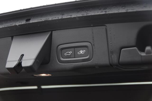 Volvo XC60 T6 350PK Automaat AWD Plus Black Edition Panoramadak/ Elektrisch bedienbare voorstoelen met geheugen/ Stoelverwarming/ Stuurverwarming/ Harman Kardon audio/ 360 Camera/