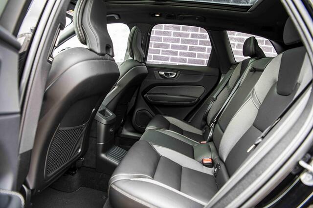 Volvo XC60 2.0 T6 Plug-in hybrid AWD Ultra Black Edition | Trekhaak | Adaptieve Cruise Control | Panoramadak | Harman Kardon Audio | Parkeercamera | Stoel-/Stuurverwarming | Dodehoek Detectie |