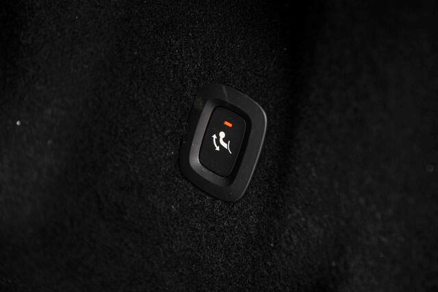 Volvo XC60 2.0 T6 Plug-in hybrid AWD Ultra Black Edition | Trekhaak | Adaptieve Cruise Control | Panoramadak | Harman Kardon Audio | Parkeercamera | Stoel-/Stuurverwarming | Dodehoek Detectie |