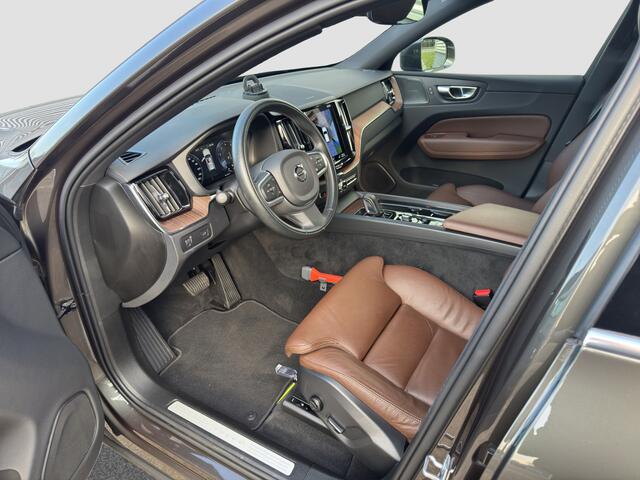 Volvo XC60 2.0 B5 Momentum Exclusive | Pano | Leder | 360* | H&K |