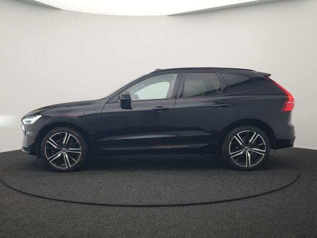 Volvo XC60 T6 AWD R-Design Plug In Hybrid 350pk Dealer O.H. PHEV | Trekhaak Af Fabriek | Panodak | Adaptive Cruise | Harman / Kardon | Lederen Sportstoelen Memory & Verwarmd | Google Assistent | Stuur Verwarmd | Keyless | Apple Carplay | DAB |