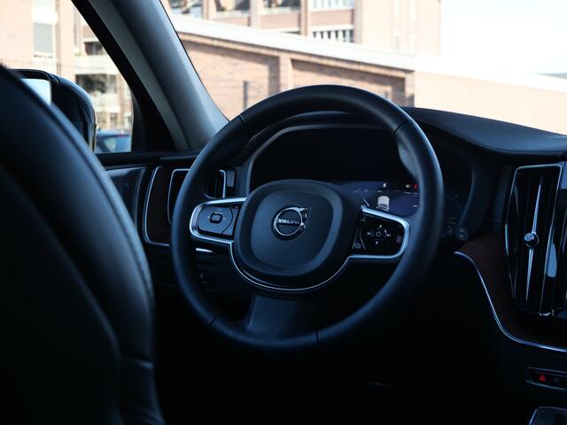 Volvo XC60 2.0 T8 Plug-in hybrid AWD Ultra Dark 455 Pk Automaat Navi / Leer / Pano-dak / Luchtvering / Trekhaak / DAB / Apple Carplay