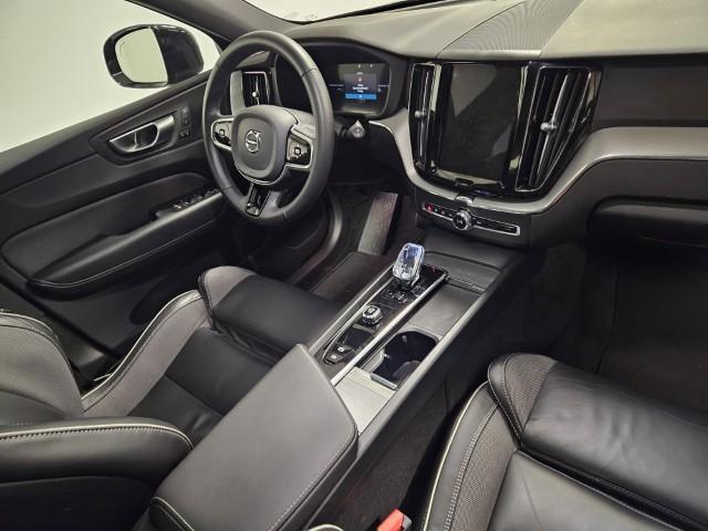 Volvo XC60 2.0 T6 Plug-in hybrid AWD Plus Black Edition | Long Range | Panoramadak | Adaptieve Cruise Control | Stoel en Stuurverwarming | Dode Hoek Detectie |