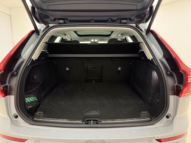 Volvo XC60 T6 350pk AWD Plus Dark / 360 Camera / El. Trekhaak / El. Stoelen / Adapt. Cruise / BLIS / 19'' + All Season / Stoel + Stuurw. Verwarming / Achterb. Verwarming /