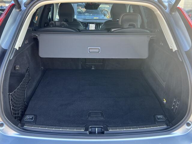 Volvo XC60 2.0 T8 390 pk AWD Momentum Navigatie Panoramdak Luchtvering Trekhaak Elek Stoel + Verwarming Pilot Assist Blis 360 Camera Head Up Carplay Getint Glas