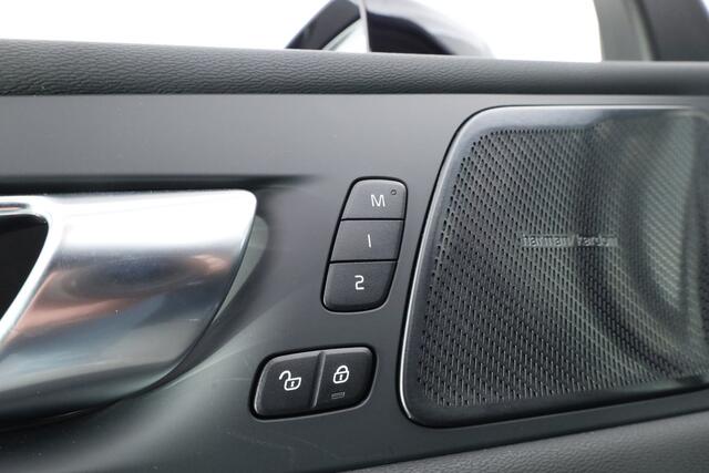 Volvo XC60 T8 Plug-in hybrid Ultra Black Edition | Luchtvering | Pano | HUD | Memory seats | Elek. Trekhaak | 22'' | 360cam | H&K Audio | 4x Stoelverw. |