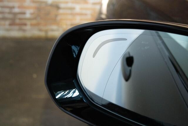 Volvo XC60 T6 Plug-in hybrid AWD Ultra Dark | Adaptive Cruise & Pilot Assist | Premium Harman/Kardon Audio | 360 Camera | 20" Velgen | Schuif-/kanteldak | Stoel & Stuurverwarming | Power Seats incl. Memory | Panoramisch Schuif-/kanteldak | Verwarmbare Buitenste Zitt