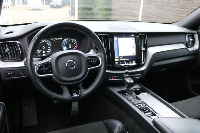 Volvo XC60 2.0 T5 AWD R-Design 251PK (Panoramadak Navi/Camera Full-led Standkachel Trekhaak 19InchLMV PrivacyGlass)