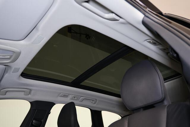 Volvo XC60 T6 Recharge AWD Plus Dark - Panorama/schuifdak - IntelliSafe Assist & Surround - 360º Camera - Verwarmde voorstoelen, stuur & achterbank - Parkeersensoren voor & achter - Elektr. bedienb. voorstoelen met geheugen - Draadloze tel. lader - Elektr. inklapbar