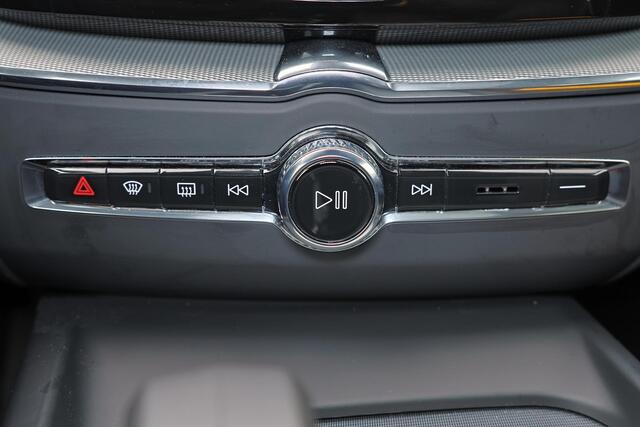 Volvo XC60 T6 Recharge AWD Plus Dark - Panorama/schuifdak - IntelliSafe Assist & Surround - 360º Camera - Verwarmde voorstoelen, stuur & achterbank - Parkeersensoren voor & achter - Elektr. bedienb. voorstoelen met geheugen - Draadloze tel. lader - Elektr. inklapbar