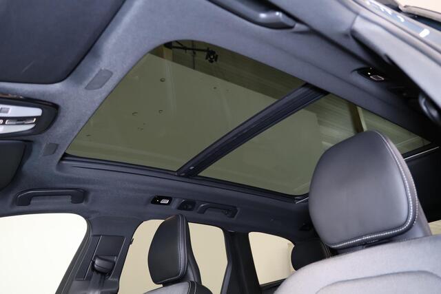 Volvo XC60 T6 Recharge AWD R-Design - Panorama/schuifdak - IntelliSafe Assist & Surround - Harman/Kardon audio - Adaptieve LED koplampen - Parkeercamera achter - Verwarmde voorstoelen, stuur & achterbank - Parkeersensoren voor & achter - Elektr. bedienb. voorstoelen