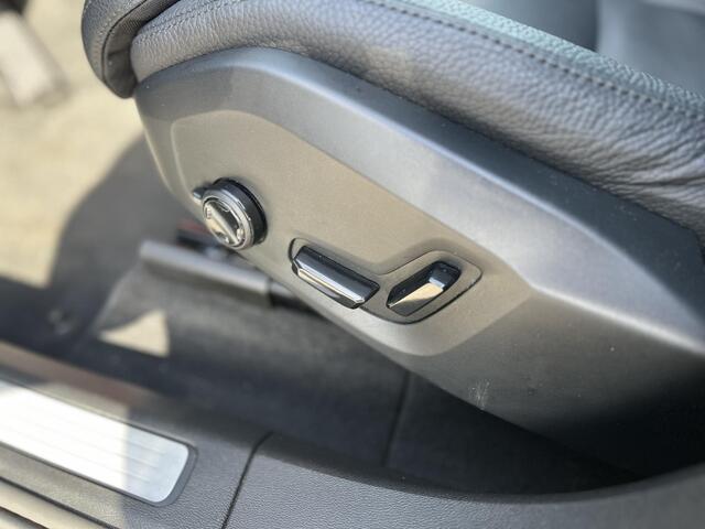 Volvo XC60 T6 Plug-in hybrid AWD Plus Dark | Panoramadak | Trekhaak | Stoelverwarming | Memoryseats |