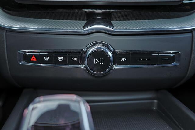 Volvo XC60 T6 Recharge AWD Ultra Black Edition - Panorama/schuifdak - IntelliSafe Assist & Surround - 360º Camera - Harman/Kardon audio - Adaptieve LED koplampen - Verwarmde voorstoelen, stuur & achterbank - Parkeersensoren voor & achter - Elektr. bedienb. voorstoel