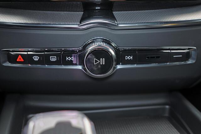 Volvo XC60 T8 Recharge AWD Ultra Black Edition - Panorama/schuifdak - IntelliSafe Assist & Surround - 360º Camera - Harman/Kardon audio - Adaptieve LED koplampen - Verwarmde voorstoelen, stuur & achterbank - Parkeersensoren voor & achter - Elektr. bedienb. voorstoel