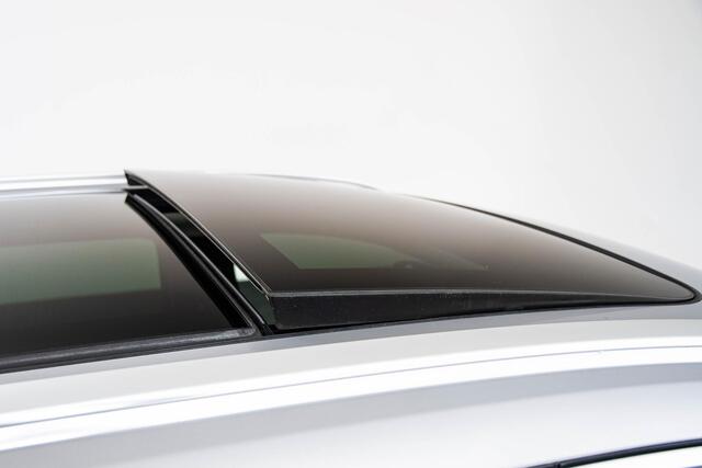 Volvo XC60 2.0 T6 Plug-in hybrid AWD Plus Bright Panoramadak - Keyless Drive - Ambienteverlichting uitgebreid - Parkeerhulp voor/achter - Achteruitrijcamera - Buitenspiegels elektr. inklapbaar -