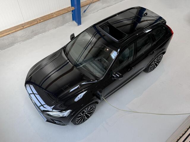 Volvo XC60 2.0 T8 Plug-in Hybrid AWD R-Design 392 PK - DEALER ONDERHOUDEN - 1 EIGENAAR - PANORAMADAK - LEER - STUUR EN STOELVERWARMING - PARKEERCAMERA
