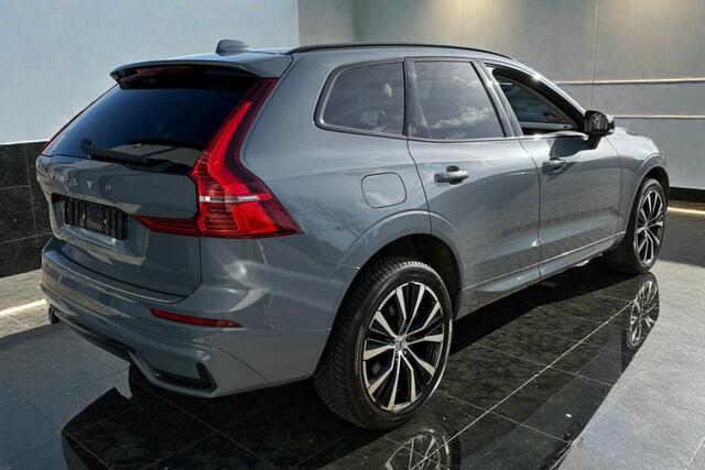Volvo XC60 2.0 T8 AWD 335kW/456pk Aut8 Recharge LONG RANGE Ultimate Dark LUCHTVERING + HARMAN/KARDON + PANORAMADAK + EL.TREKHAAK + PILOT ASSIST + ADAPT.CRUISE + LANE ASSIST + STOEL-&STUURVERWARMING + CAMERA + KEYLESS + PARKSENSOREN + 20" LM-VELGEN!!