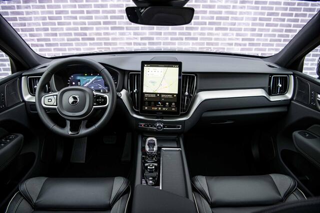 Volvo XC60 2.0 T6 Plug-in hybrid AWD Ultra Black Edition | Trekhaak | Harman Kardon Audio | Head-up Display | 360 Graden Camera | Panoramadak | Lichtmetalen Velgen 21 inch | Elektrisch Verstelbare Voorstoelen | Keyless Entry | BLIS