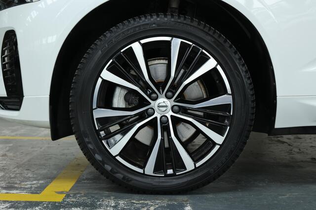 Volvo XC60 B5 Plus Dark | Semi Electrische Bedienbare Trekhaak | 1ste Eigenaar | Harman Kardon Premium Audio | Panoramadak | 20'' Lichtmetalen velgen | Elektrisch glazen schuifdak | Parkeercamera | Parkeersensoren voor + achter | Nappa Lederen bekleding |