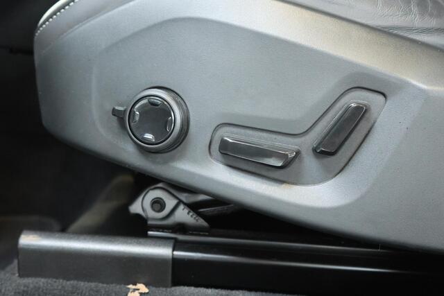 Volvo XC60 B5 Plus Dark | Semi Electrische Bedienbare Trekhaak | 1ste Eigenaar | Harman Kardon Premium Audio | Panoramadak | 20'' Lichtmetalen velgen | Elektrisch glazen schuifdak | Parkeercamera | Parkeersensoren voor + achter | Nappa Lederen bekleding |