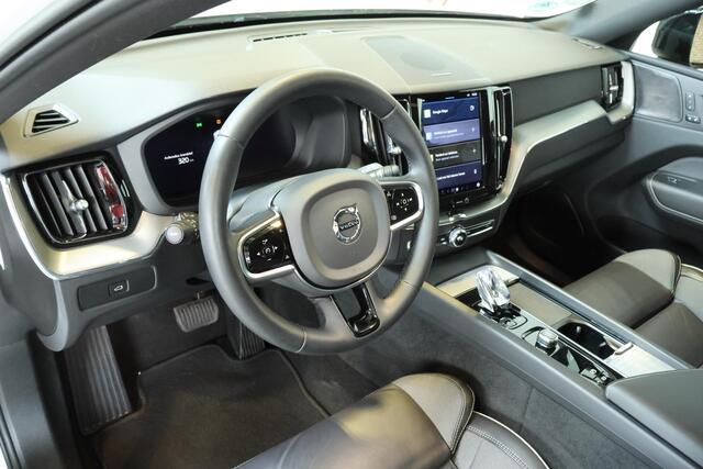 Volvo XC60 B5 Plus Dark | Semi Electrische Bedienbare Trekhaak | 1ste Eigenaar | Harman Kardon Premium Audio | Panoramadak | 20'' Lichtmetalen velgen | Elektrisch glazen schuifdak | Parkeercamera | Parkeersensoren voor + achter | Nappa Lederen bekleding |
