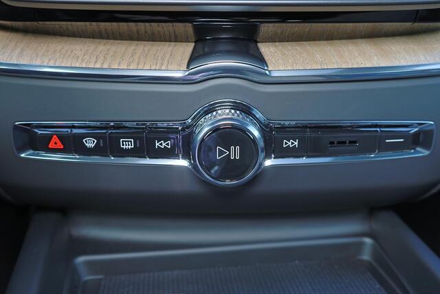 Volvo XC60 T8 Plug-in hybrid AWD Ultra Dark Polestar Engineered software upgrade - HEICO Uitlaat systeem met actief kleppensysteem - Panorama/schuifdak - IntelliSafe Assist & Surround - 360º Camera - Harmon Kardon audio - Adaptieve LED koplampen - Verwarmde voorstoe