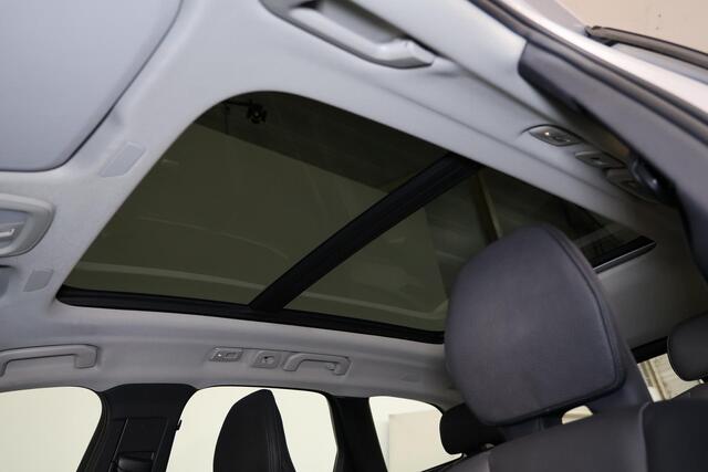 Volvo XC60 T6 Recharge AWD Plus Dark - Panorama/schuifdak - IntelliSafe Assist & Surround - 360º Camera - Verwarmde voorstoelen, stuur & achterbank - Parkeersensoren voor & achter - Elektr. bedienb. voorstoelen met geheugen - Draadloze tel. lader - Elektr. inklapbar