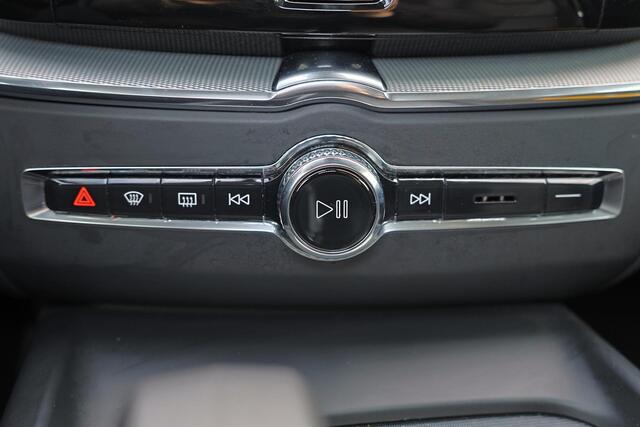 Volvo XC60 T6 Recharge AWD Plus Dark - Panorama/schuifdak - IntelliSafe Assist & Surround - 360º Camera - Verwarmde voorstoelen, stuur & achterbank - Parkeersensoren voor & achter - Elektr. bedienb. voorstoelen met geheugen - Draadloze tel. lader - Elektr. inklapbar