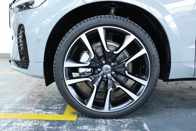 Volvo XC60 T8 Plug-in hybrid AWD Ultra Black Edition | Bowers & Wilkins Premium Audio | Luchtvering | 22''Lichtmetalen velgen | Nappa Lederen bekleding | Stoelventilatie | Stoelverwarming | 360° Parkeercamera | Gelamineerde zijruiten |