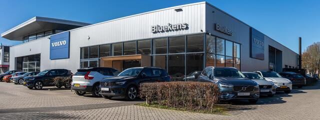 Volvo XC60 T6 Recharge AWD Plus Dark - Panorama/schuifdak - IntelliSafe Assist & Surround - 360º Camera - Verwarmde voorstoelen, stuur & achterbank - Parkeersensoren voor & achter - Elektr. bedienb. voorstoelen met geheugen - Head up display - Draadloze tel. lader -