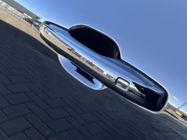 Volvo XC60 2.0 T8 Plug-in hybrid AWD Ultra Black Edition | PHEV | Facelift | Google | Long Range | Adaptieve Cruise Control | Luchtvering | Harman Kardon Audio | Stoelverwarming Voor + Achter | 360 Camera | Keyless | Gelamineerd Glas | DAB | Stuurverwarming | Head-U