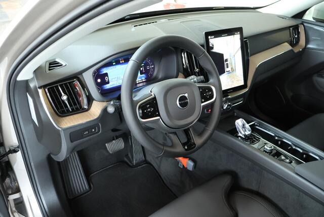 Volvo XC60 T6 Automaat Plug-in hybrid AWD Plus Bright | Schuif/Kantel-Panoramadak | 360º Visual Park Camera | Harman Kardon Premium Audio | Elektrisch Verstelbare Voorstoelen | 20 inch Lichtmetalen Wielen | Parkeersensoren voor + achter