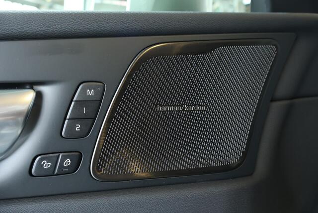 Volvo XC60 T6 Automaat Plug-in hybrid AWD Plus Bright | Schuif/Kantel-Panoramadak | 360º Visual Park Camera | Harman Kardon Premium Audio | Elektrisch Verstelbare Voorstoelen | 20 inch Lichtmetalen Wielen | Parkeersensoren voor + achter