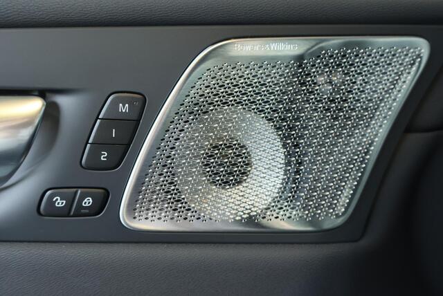 Volvo XC60 2.0 T8 Plug-in hybrid AWD Ultra Black Edition | Luchtvering | Bowers & Wilkins Premium Audio | 360° Parkeercamera | Parkeersensoren voor + achter | Google Infotainment | Parkeerverwarming | Nieuw Model | Nappa Lederen bekleding