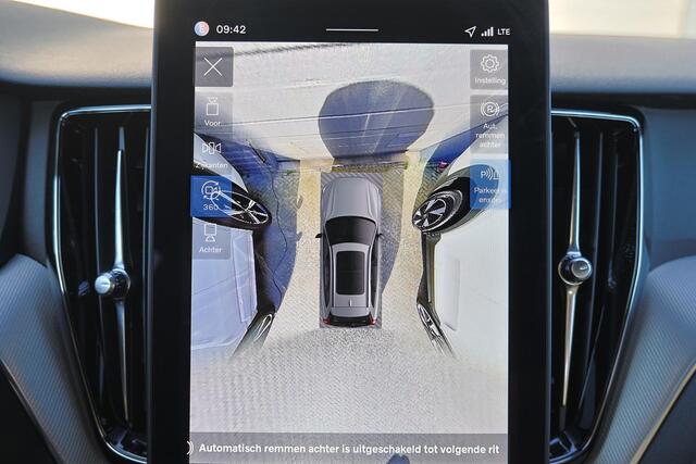 Volvo XC60 T6 Recharge AWD Core - IntelliSafe Assist & Surround - 360º Camera - Adaptieve LED koplampen - Verwarmde voorstoelen, stuur & achterbank - Parkeersensoren voor & achter - Elektr. bedienb. voorstoelen met geheugen - Draadloze tel. lader - Extra getint glas