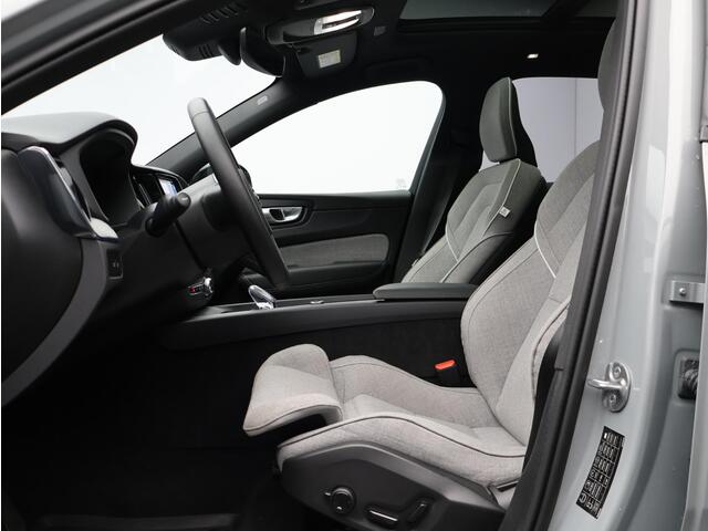 Volvo XC60 2.0 T8 Plug-in hybrid AWD Ultra Dark Automaat / Panoramadak / Bowers & Wilkins audio / 21" velgen / Trekhaak / Gelaagde ramen / Privacy Glass / 360* camera