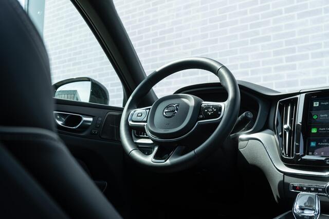 Volvo XC60 2.0 T8 Plug-in hybrid AWD Plus Black Edition | Adaptieve Cruise Control | Panoramadak | Harman Kardon Audio | Stoel-/Stuur-/Voorruitverwarming | Dodehoek Detectie | 360° Parkeercamera |
