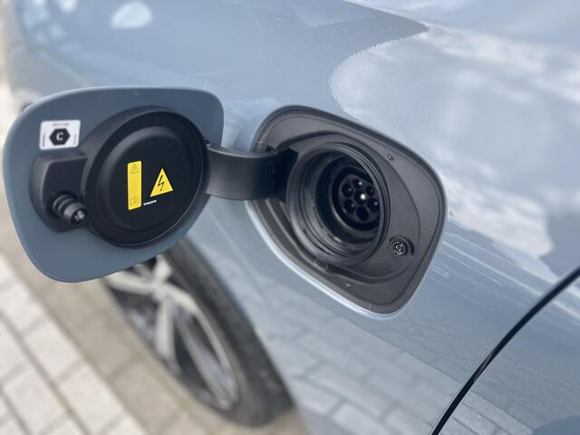 Volvo XC60 T8 Plug-in hybrid AWD Ultra Black Edition | Panoramadak | Trekhaak | 360 Graden Camera | Stoel- en Stuurverwarming |