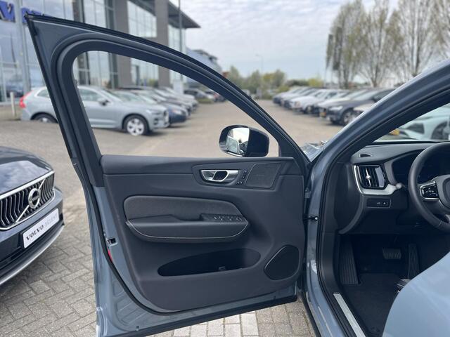 Volvo XC60 T8 Plug-in hybrid AWD Ultra Black Edition | Panoramadak | Trekhaak | 360 Graden Camera | Stoel- en Stuurverwarming |